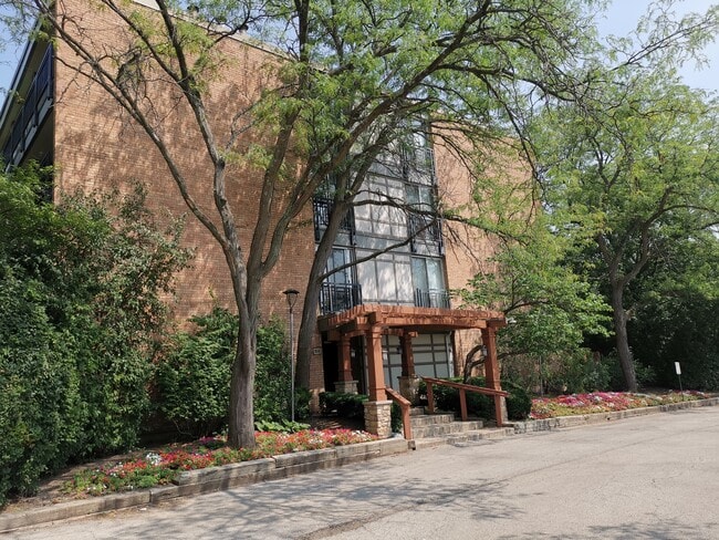 Building Photo - 1833 Four Lakes Ave Unit 2M