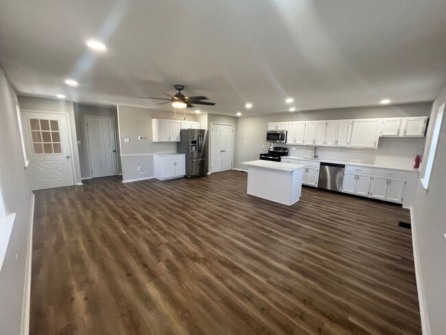Building Photo - 611 Old Elm St Unit 3
