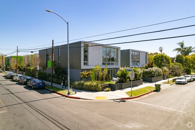 858 N Sycamore Ave