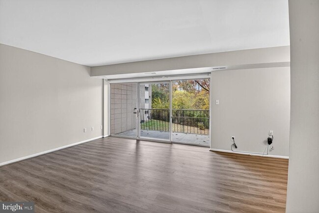 Building Photo - 7505 Riverdale Rd Unit 2039