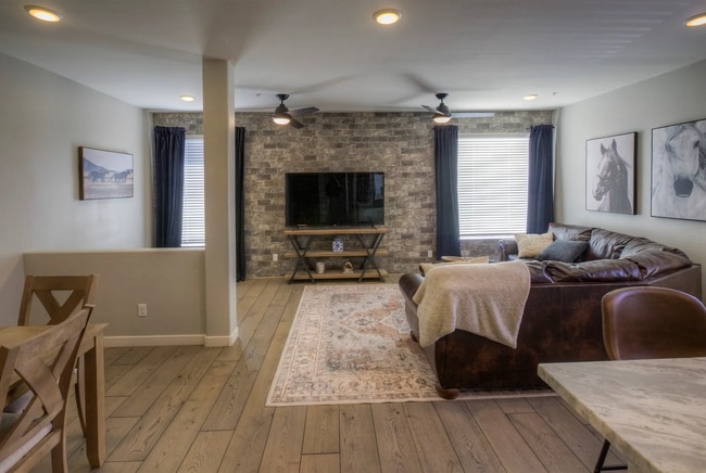 Photo - Welcome Home! Fully Furnished with Month to Month leasing options available. Contact us today to ... Unidad 145