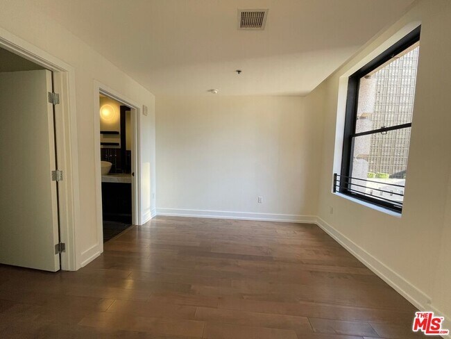 Photo - 727 W 7th St Unidad 607