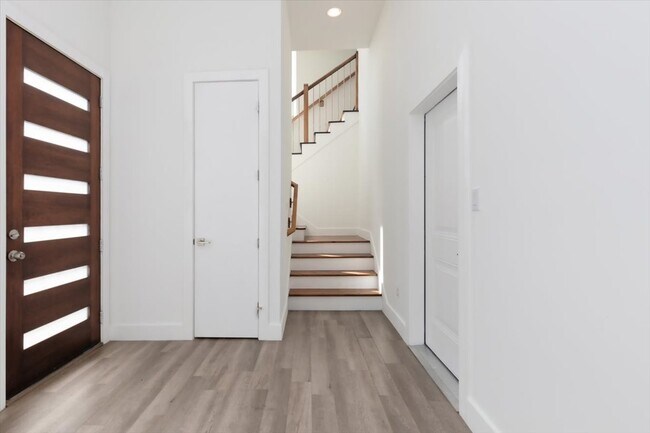 Photo - 645 W 16th St