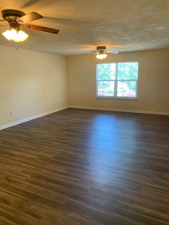 Photo - 415 Laurence Ln