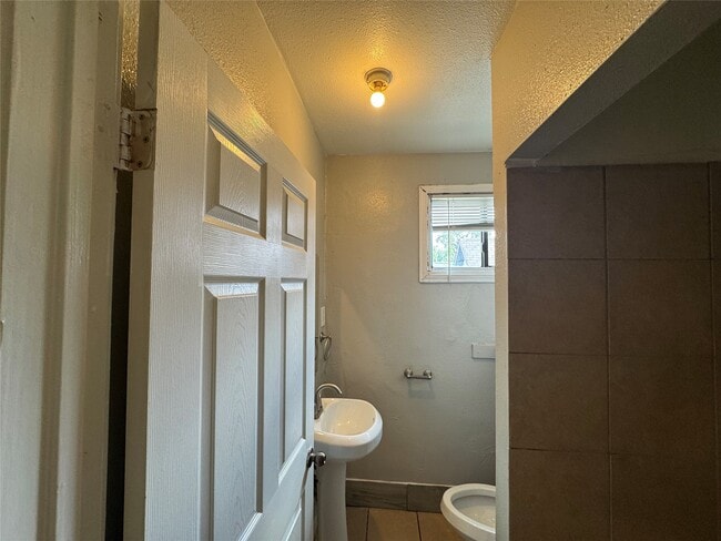 Building Photo - 2705 Lorraine St Unit 21