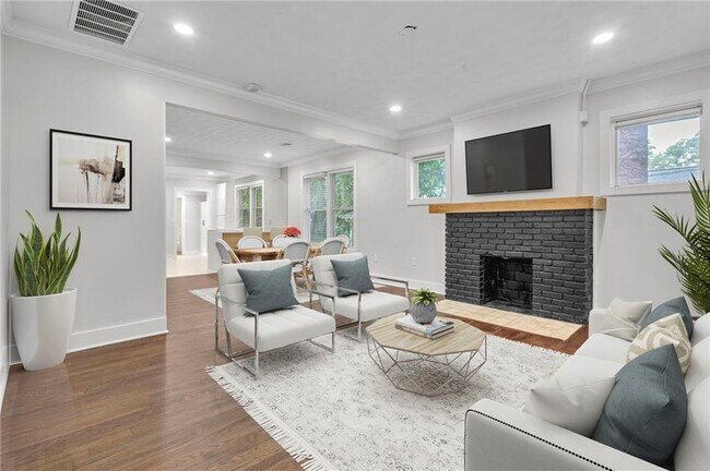 Photo - 265 Haas Ave SE
