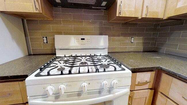 Full size gas range - 4201 Roland Ave Unit T
