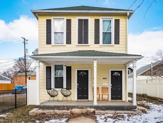 Building Photo - 164 E Mithoff St Rental