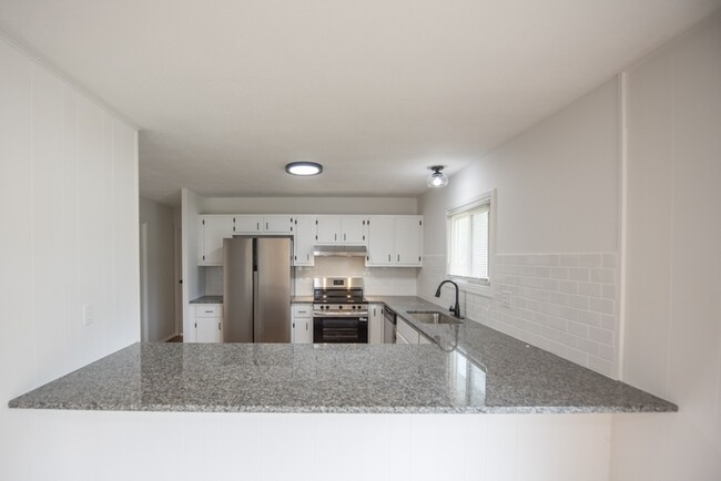 Building Photo - 512 Sprague Rd Rental