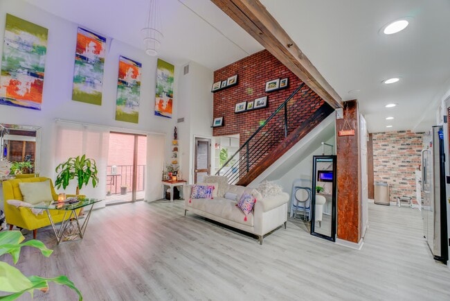 Photo - 107 S Front St