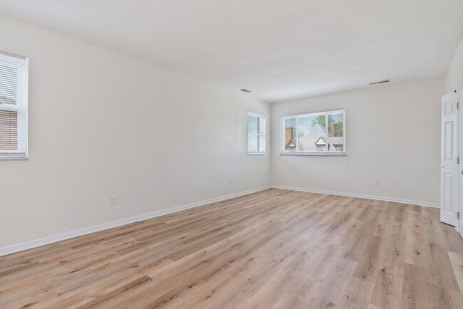 Photo - Recently Renovated, Pet Friendly, 3 Bedroom Apartment Close to Downtown Unit 2807 1/2 Neeld Avenue