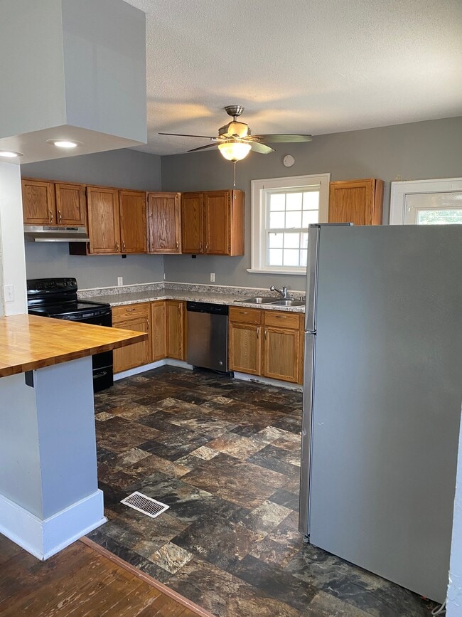 Photo - 208 NW End Blvd