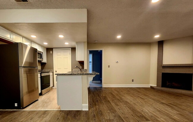 Photo - Beautiful Ground Floor 2 Bed 2 Bath Condo! Sunroom! Unit B105