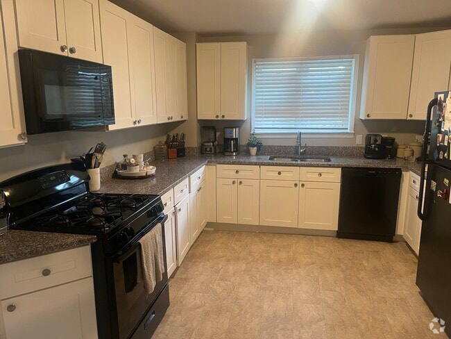 Building Photo - 500 Boquet St Rental