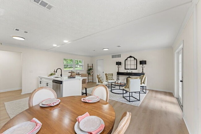 Photo - Orange Park 4 Bedroom Home With Upgraded Features Throughout