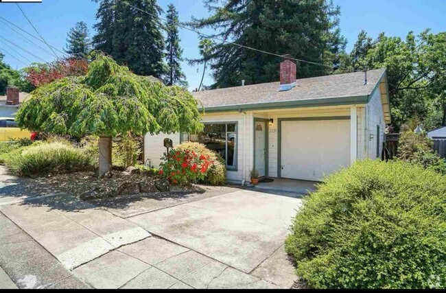 Building Photo - OPEN HOUSE Sunday, 5/4 2 - 4pm. Modern &...