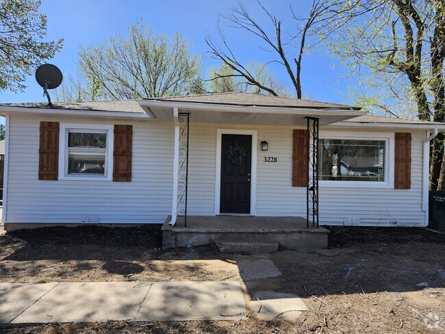 Building Photo - 3228 SE 16th St Rental