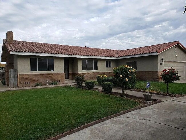 Building Photo - Check out this country living, single-story rental located in East Modesto.