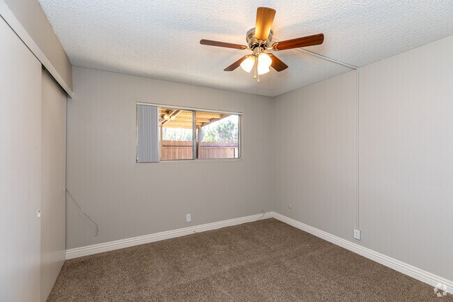 2BR, 2BA - 1,092SF