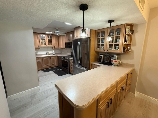 Building Photo - 386 Golfview Rd