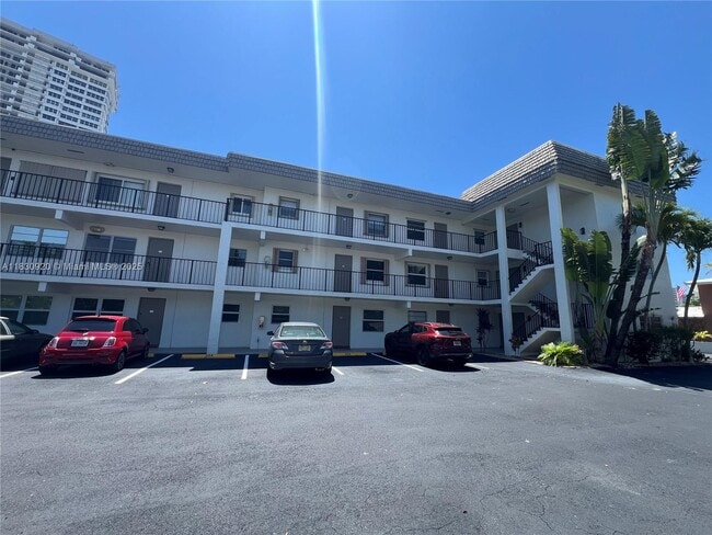 Photo - 4143 N Ocean Blvd Unidad 303 Rental