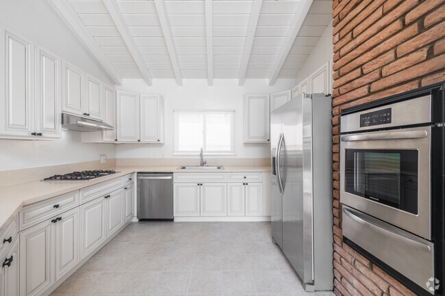 3 habitaciones, 2 baños - 1,650 pies cuadrados - Cocina - 4104 Via Largavista