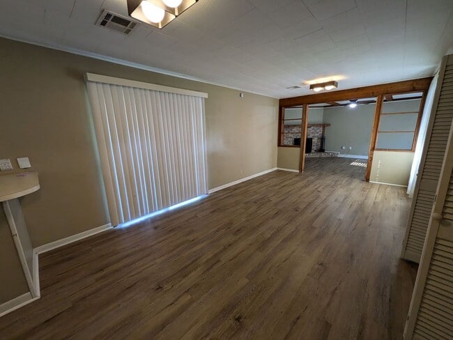 Photo - 660 Enfield Ln