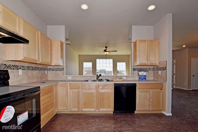 Photo - 700 Finch Dr