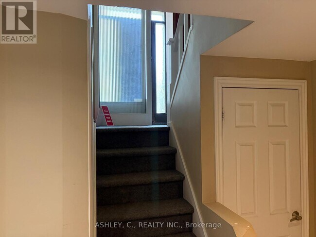 Photo - 267 King St E