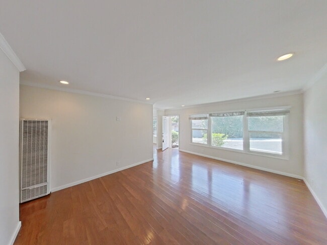 Building Photo - Charming 2BR Duplex Near SB Bowl w/ 1 car ... Unit A Rental