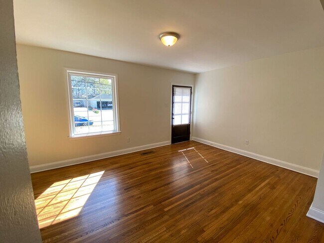 Photo - 3 bed, 2 bath in High Point Terrace with g...