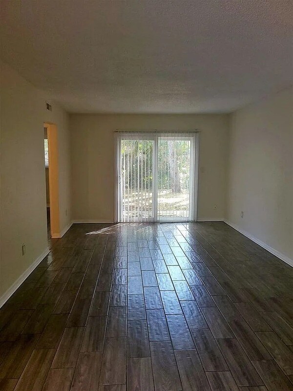 Photo - 102 E Rhodes Dr