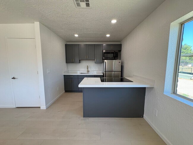 Building Photo - Nice 2 bedroom 1 bath home!