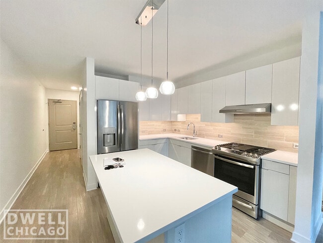 Building Photo - 2301 N Lincoln Ave Unit 1