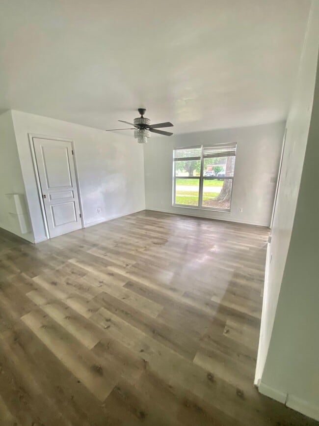 Photo - 2076 7th Ave SW
