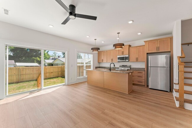 Building Photo - LIKE NEW Townhome in Winchester...Walking Distance to Downtown Square!
