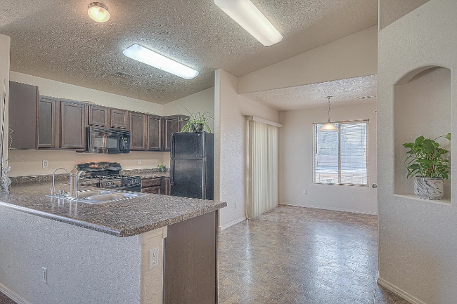 Photo - 630 Redwood St SW