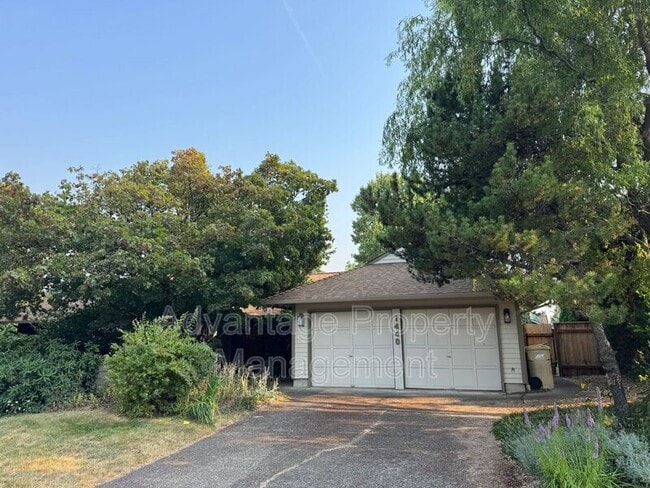 Building Photo - 1440 NW Meadowgreen Pl