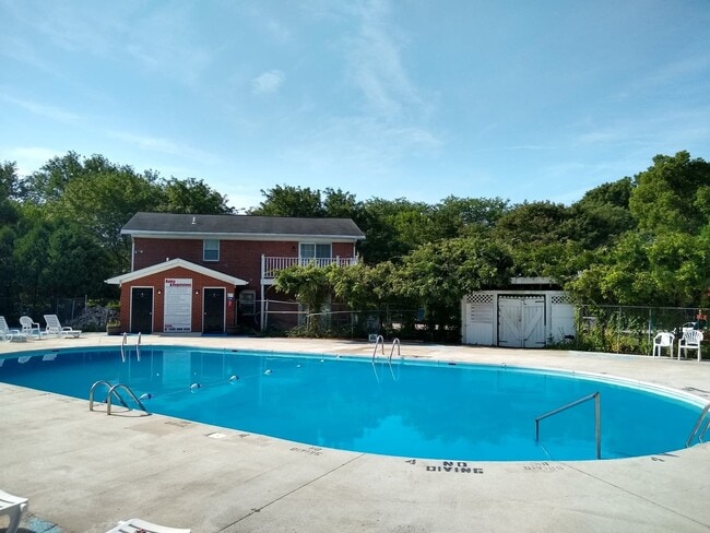 Colonial Crest Apartments
