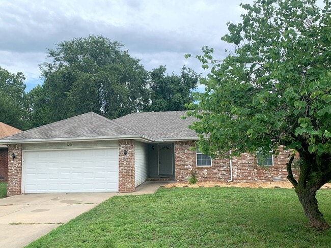Building Photo - Southwest Springfield 3 Bed / 2 Bath Home with Garage – Pre-Leasing Now!
