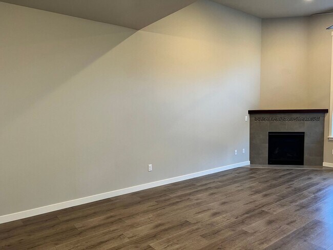 Photo - 3bed/2.5bath with Lofted Space at Harbor Crossing!