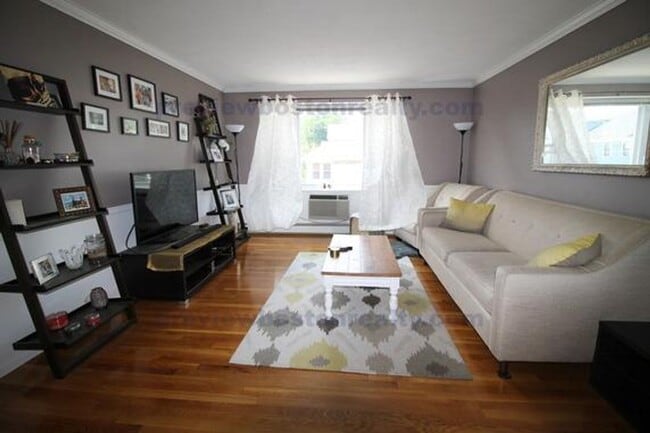 Building Photo - 2Br/1Bth apartment available June 1st ! Public transportation, close to shops and restaurants!