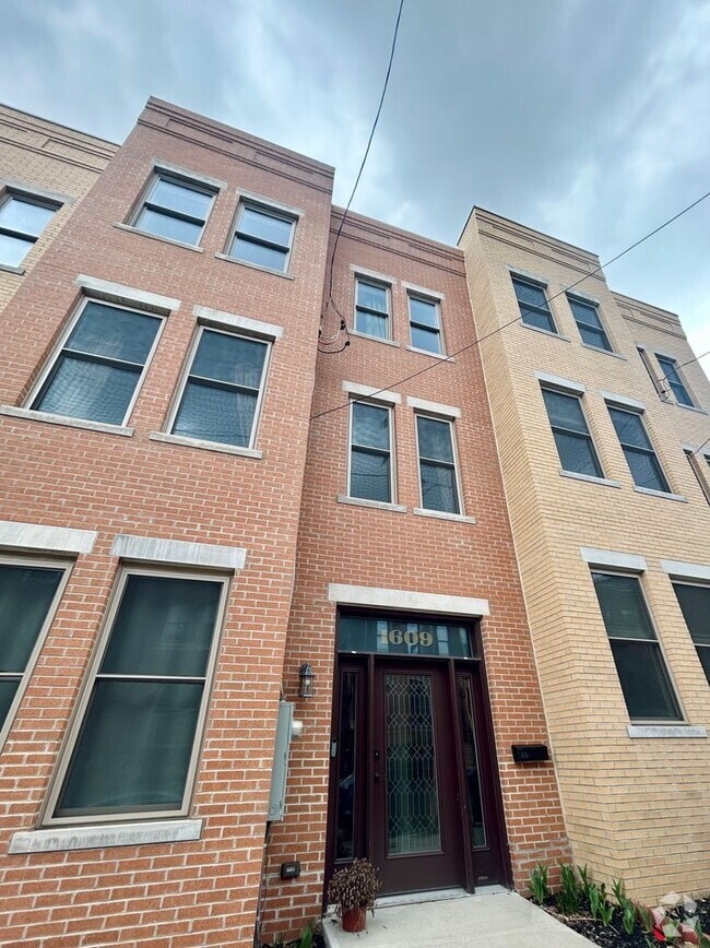 Building Photo - Luxury Townhome with Rooftop Deck & Skylin...