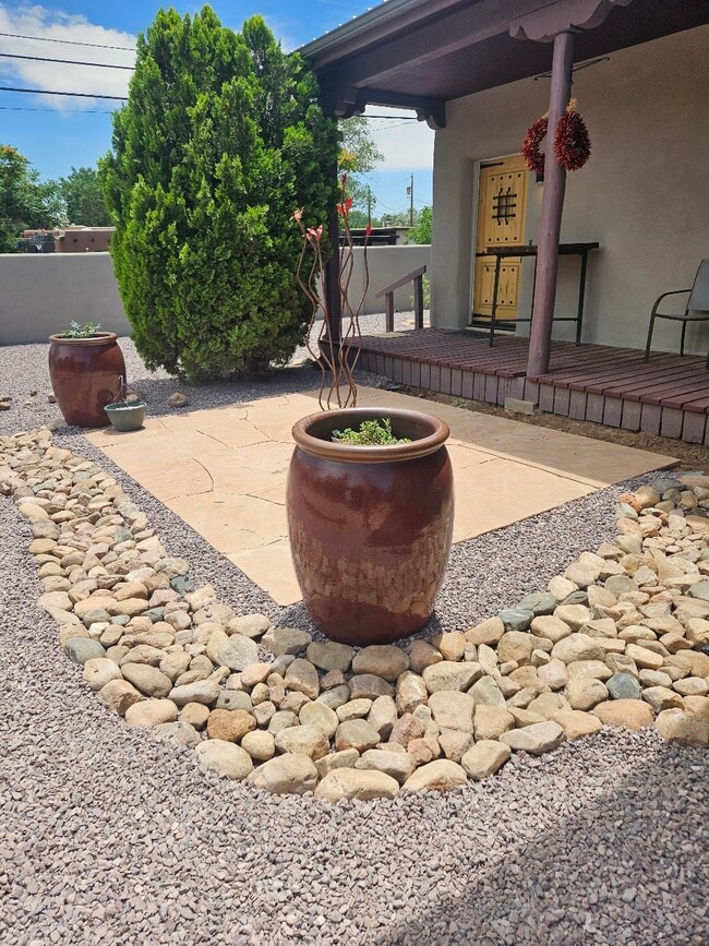 Building Photo - 1417 Agua Fria St Unit Front