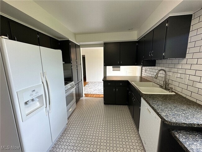 Building Photo - 5192 Center Rd Rental