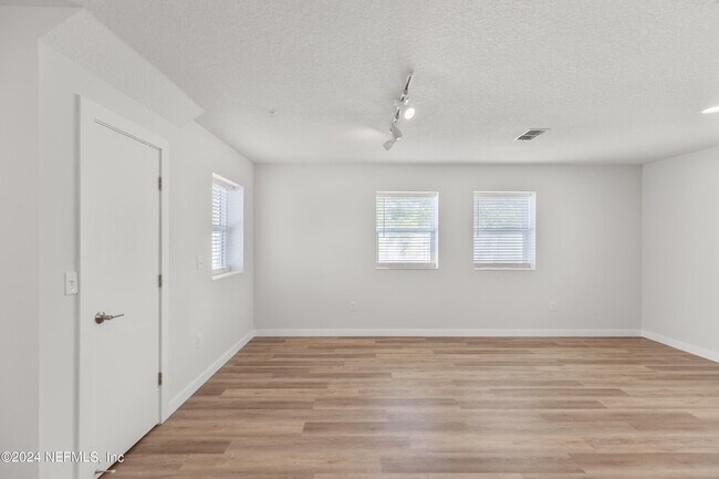 Photo - 223 19th St N