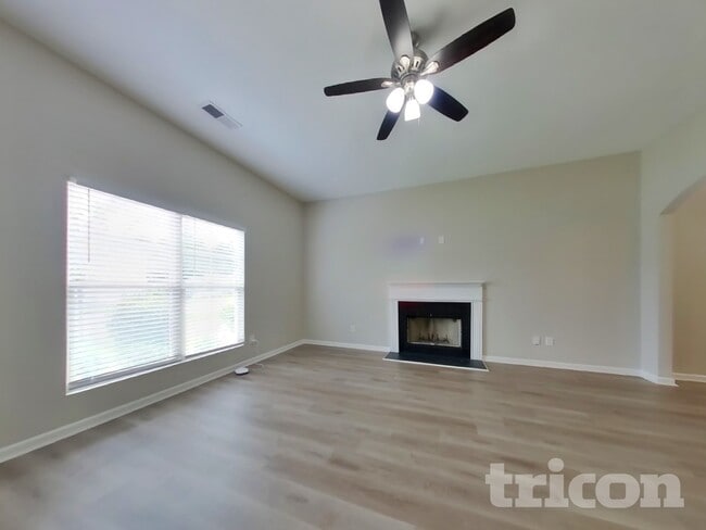 Photo - 347 Hawthorn Dr