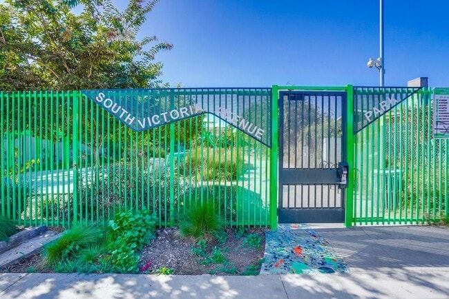 Photo - 6545 S Victoria Ave