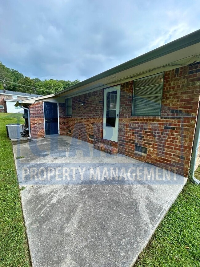 **1875 Green Drive NW