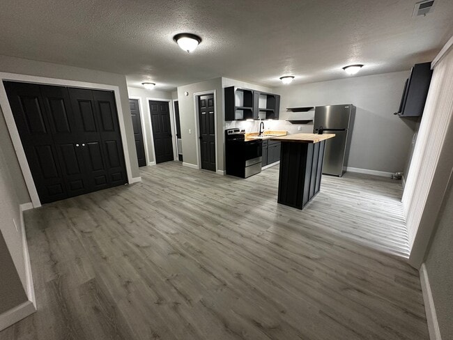 Building Photo - FULLY REMODELED 2 Bedroom Apartment with l... Unit 316 Scarsdale Circle 1B